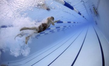 Ein Schwimmer beim Kraulschwimmen im Freibad